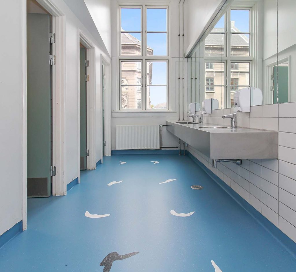 Lugtfrie toiletter på skole